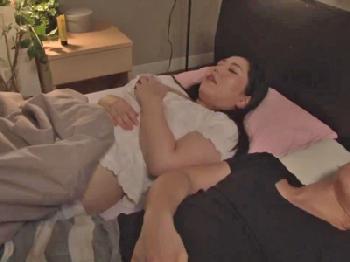 ムチッとした肉感的な剛毛な熟女が巨腹をワイセツに揺らして大絶頂