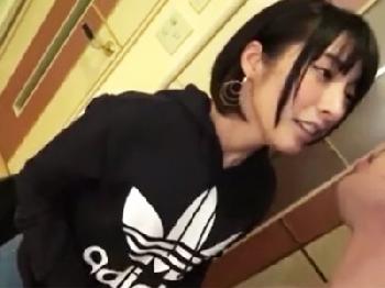 ショートヘアの美少女が逆ナンパした男とホテルでディープな性行為