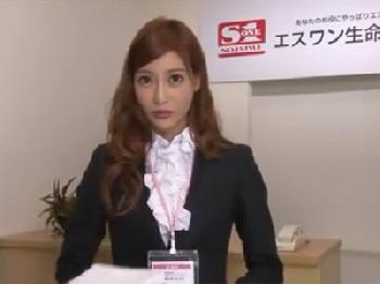 スタイル抜群の美女が契約のためにペニス奉仕