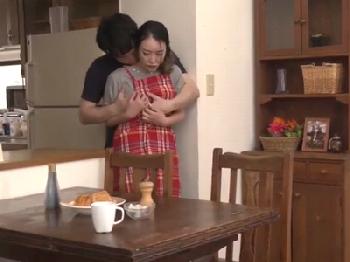 朝から義理息子に身体をリクエストされるママが断り切れずに…