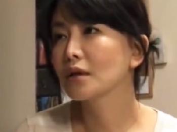 息子の同級生の若い体を貪って密通性交に夢中になるとても綺麗な熟女母
