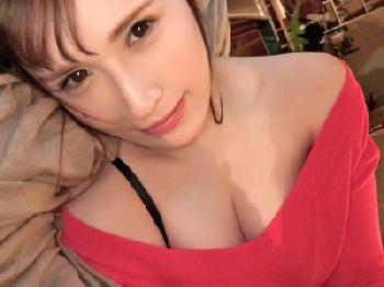 セルカ棒使って自らセックスをスマホに撮影する美女