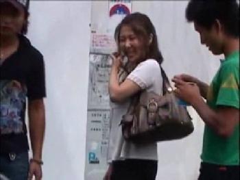 ナンパした巨乳人妻に口淫で抜きしてもらっちゃいました!!