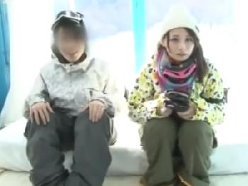 彼氏がすぐそばにいるのに快感に飲まれてオメコ内で直接発射される素人美女