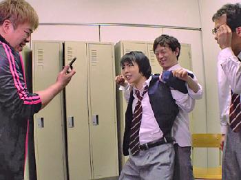 男装だったことがバレてクラスメイトに輪姦される女子校生