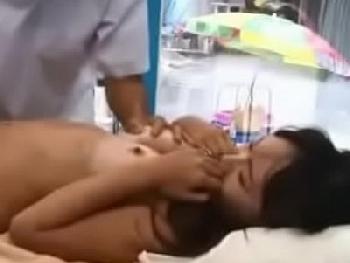 日焼け跡がそそる素人ギャルがマジックミラー号へ→彼氏を外で待たせながら性的マッサージで骨抜き寝取られ