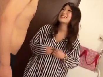 大当たりの巨乳デリヘル嬢に興奮して辛抱できずオメコへ直接射精