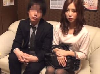 オイルマッサージ師に媚薬を塗られ理性を失ってしまうとても綺麗な人妻