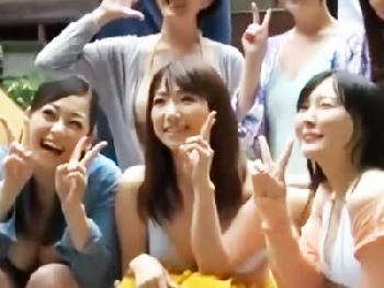 久々に会った幼なじみと密かに挿入する人妻