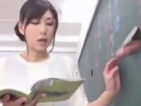 壁から肉棒が生えていたので美女達が入念フェラチオ