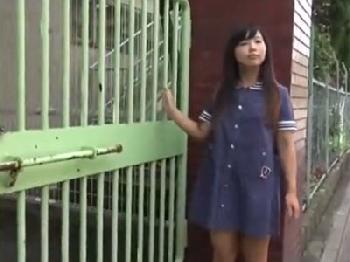 帰宅途中の完全アウトな童顔娘を捕まえて騙してゴムなし挿入おまんこ内射精