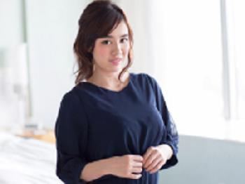 色白爆乳のムチッとした刺激的なカラダの美女がヤリチン男のハードピストンピスで牝顔イキW