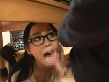 机の下に潜り込んで尺八ご奉仕してくる痴女お姉さんの性技で精液口内射精