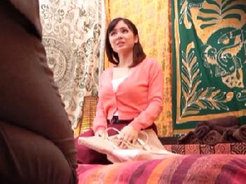 怪しげな雰囲気のマッサージ店で犯される巨乳お姉さんの様子