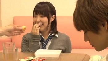 こたつの中で友人兄のペニスをいじくりまくる小悪魔女子校生