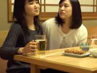 居酒屋で密かに手マンしたら性的欲望を煽られた女友達を自宅連れ込み性交