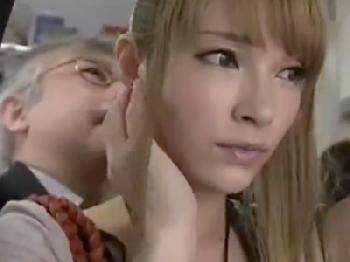 痴漢されるも怖くて黙っていたら膣内で精子を発射されたギャル