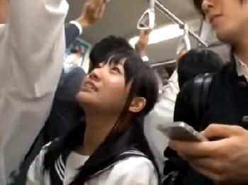 黒髪女子校生が電車内痴漢にあって…抵抗もできないまま声殺し凌辱