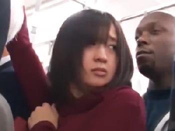 黒人に満員電車で痴漢された美少女が拉致られて青姦強姦の餌食になり無許可種付けされ大号泣