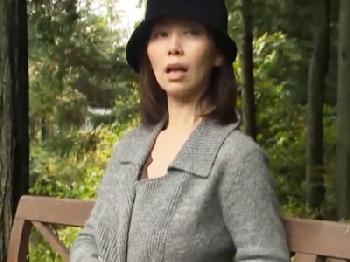 露出に目覚めた熟女が肉体労働者たちの前でオナニー→山奥で膣射中出し交尾