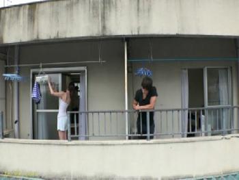 夫を尺八ご奉仕してその後に隣の男とセックスする淫らな人妻