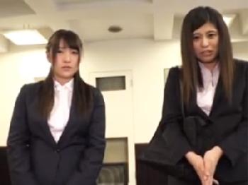 性的ハラスメント面接にブチぎれた就活女子大生2人が面接官をなじりながらペニスぐりぐり踏んで射精させる