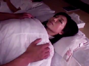 夫が寝ている隣で冷酷非道な男に夜這いされ性的暴行膣内射精される巨乳人妻