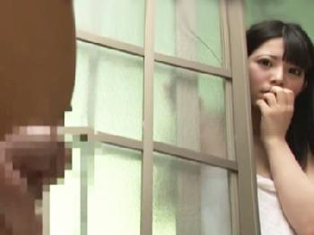 温泉から美少女が上がると中年男性がパンツ嗅ぎながらシコってました!!どうする