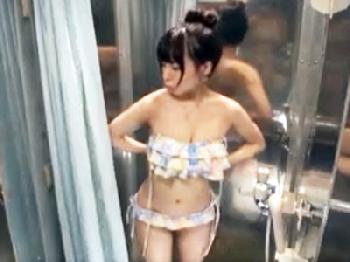 大学生の男女が素股マッサージにトライ!!友人を待たせて避妊具なしの性行為