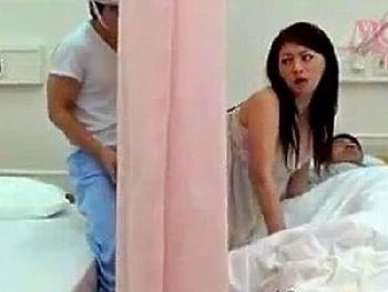 そんな猥褻な身体しやがって!!もう顔弁ならねぇ!!隣のベッドへ見舞いに来た美女を後ろから強制挿入