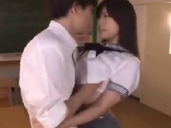 彼氏を教室に連れ込んで放課後の性行為タイム始める女子校生