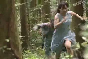 飢えた野獣男が山奥に美女を拉致して逃げるところを追いかけ性的暴行膣内射精!!