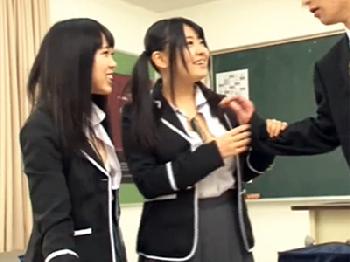 生徒のパンチラ誘惑で理性が吹っ飛び中出し発射