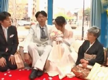 新婚ホヤホヤの花嫁をマジックミラー号で中出し寝取られ