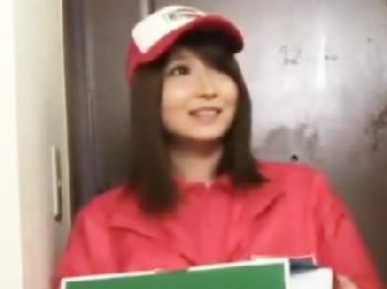 宅配の美少女に偶然を装い巨根みせつけたらまさかの展開にW