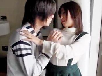 美乳をワイセツに揺らしながら腰振りまくるベビーフェイス美少女!!