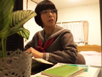 黒髪ショートヘアの地味系メガネ女子校生が修理業者の媚薬付き男根で犯されてアへイキW