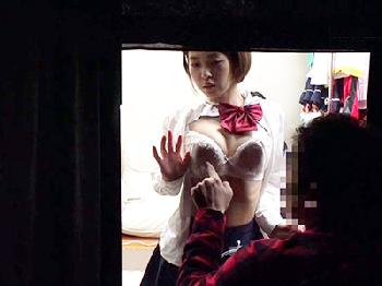 最近話題のマジックミラー越しに女子校生を見るお店での裏オプ