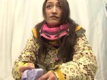 悪ガキたちにイタズラされる親子にタップリ中出し