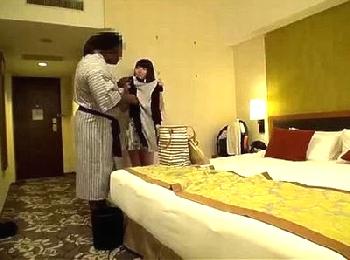 抜きナシの健全なマッサージ師が巨根黒人に挿入されてW