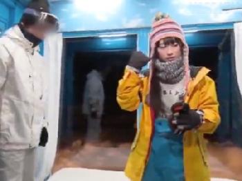 マジックミラー越しに彼氏がいるにも関わらず他人棒を受け入れる神美少女