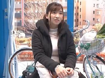 買い物帰りの綺麗な人妻が家族を待たせた状態なのにペニスで絶頂昇天