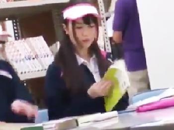 部活帰りの純粋そうな女子校生が図書館で犯されて懸命に声を耐えて悶絶