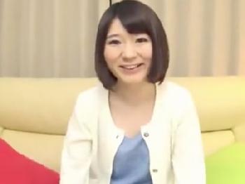 ナンパに捕まってしまったベビーフェイス人妻が強引にコンドーム未装着の膣射性交されて悶絶アクメ