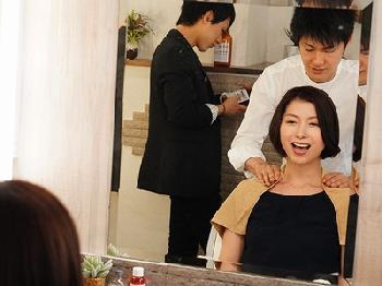 ビューティーサロンに働き始めて3か月→とても綺麗なマダムと親密になって…もしかしたら童貞を捨てられるかもしれない