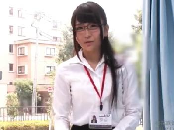 お淑やかかと思いきや舌を出してだらしないアヘ顔を披露する眼鏡女子S〇D社員