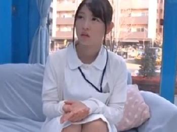 勤務中にマジックミラー号に乗車→チェリーボーイの中出し受け入れたナースさん