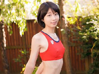 ショートヘアの貧乳筋肉美少女が激しいピストンに連続オーガズム