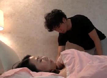 夜な夜な寝ている母を夜這いする冷酷非道な息子→拒絶する母も挿入されたら女になって近親性交へ