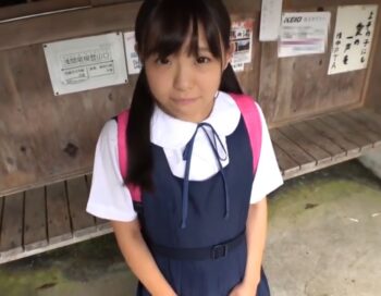 陰毛がなく日焼け跡とがワイセツな童顔娘が野外で卑猥な小便尿失禁露出プレイ